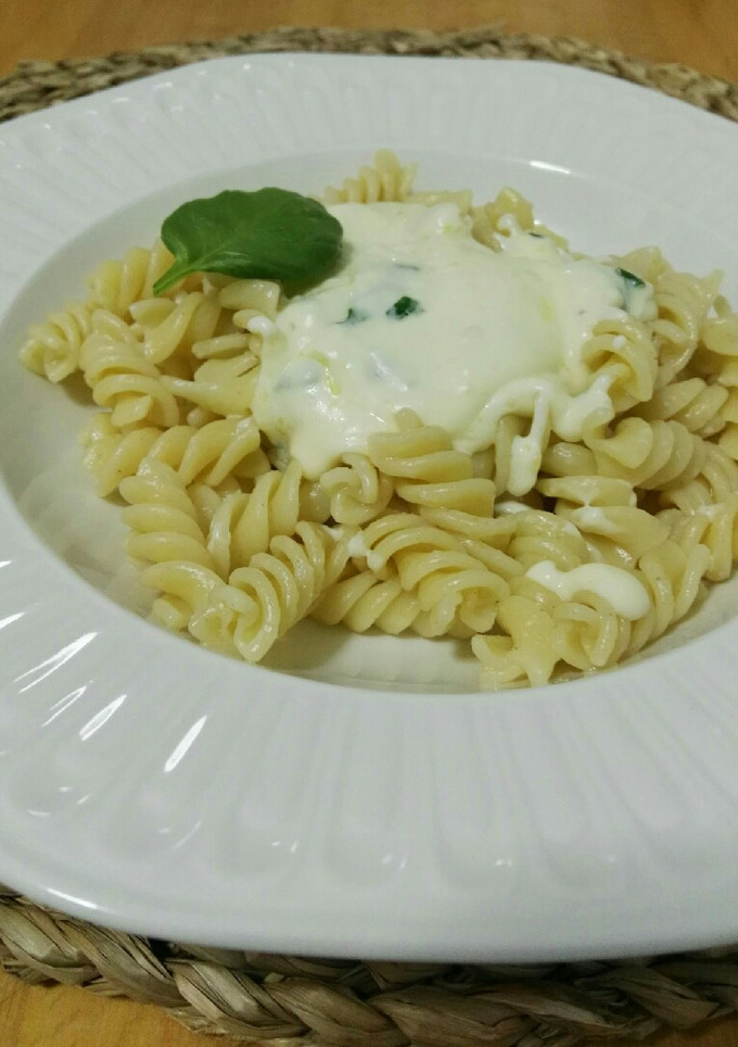 Una foto de Espirales con crema de queso y albahaca