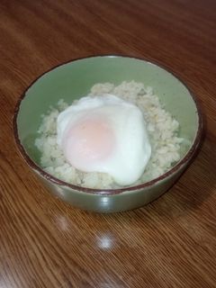 Una foto de Arroz con huevo escalfado