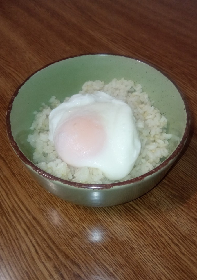 Una foto de Arroz con huevo escalfado