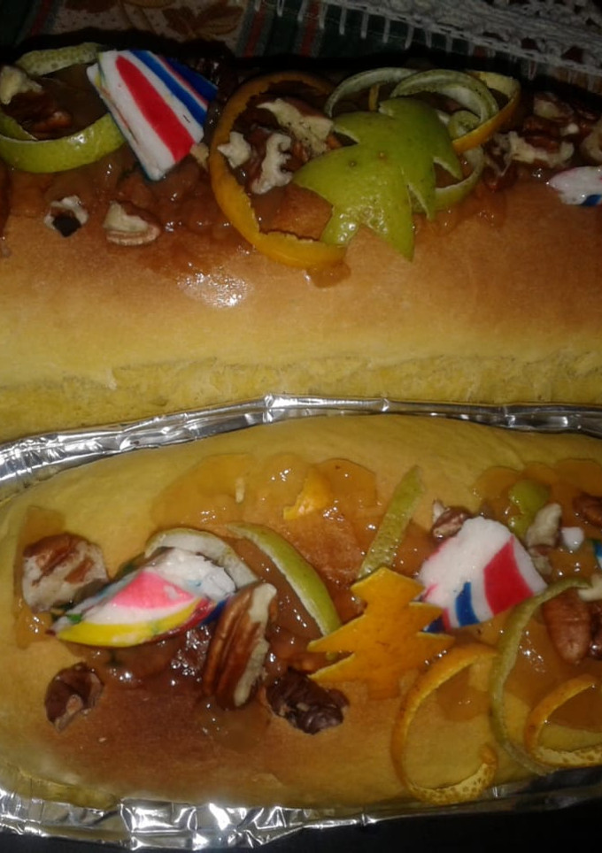 Una foto de Budín de limón🍋con masa de pan dulce😃😋