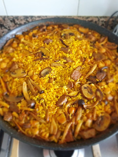 Una foto de Paella de secreto ibérico y setas