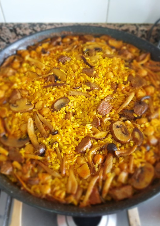 Una foto de Paella de secreto ibérico y setas