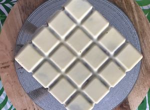 Une photo de Framboisier coque chocolat blanc
