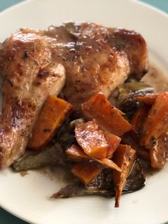 Una foto de Pollo al horno con alcachofas, boniato y salsa de uva