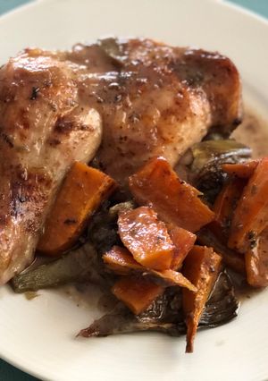 Foto principal de Pollo al horno con alcachofas, boniato y salsa de uva