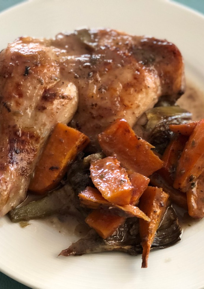 Una foto de Pollo al horno con alcachofas, boniato y salsa de uva