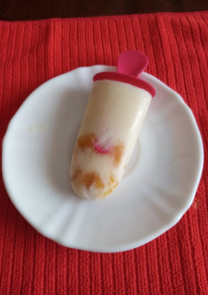 Una foto de Polos de yogur y ciruelas