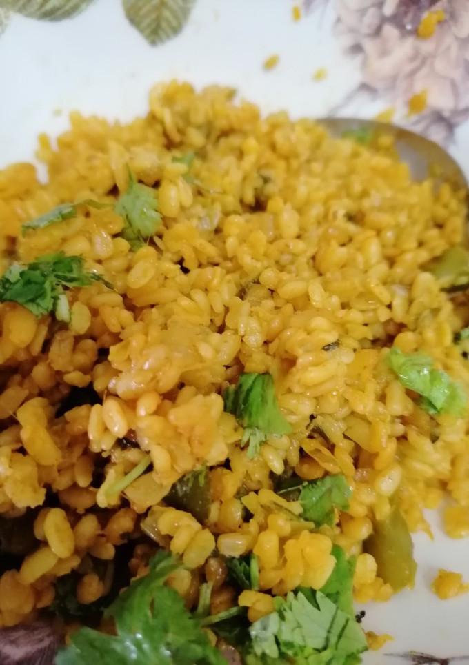 A picture of Moong dal with spring onion.