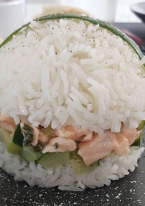 Une photo de Macaron de riz au saumon