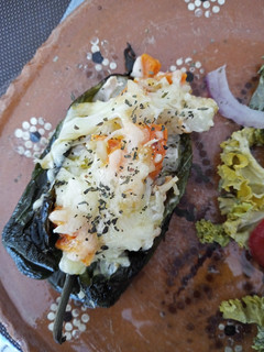 Una foto de Chiles poblanos rellenos de pollo 🌶🍗🥕🥔