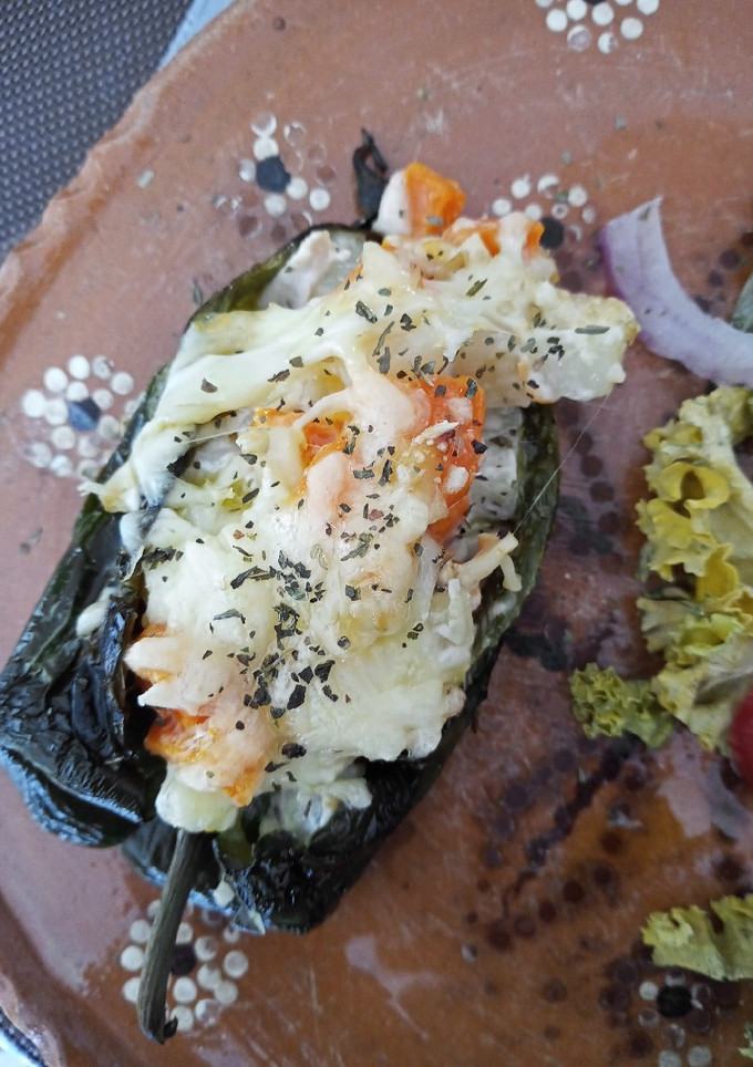 Una foto de Chiles poblanos rellenos de pollo 🌶🍗🥕🥔
