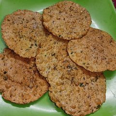 A picture of Besan Methi Papdi.