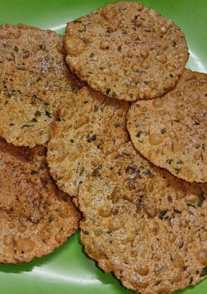 A picture of Besan Methi Papdi.