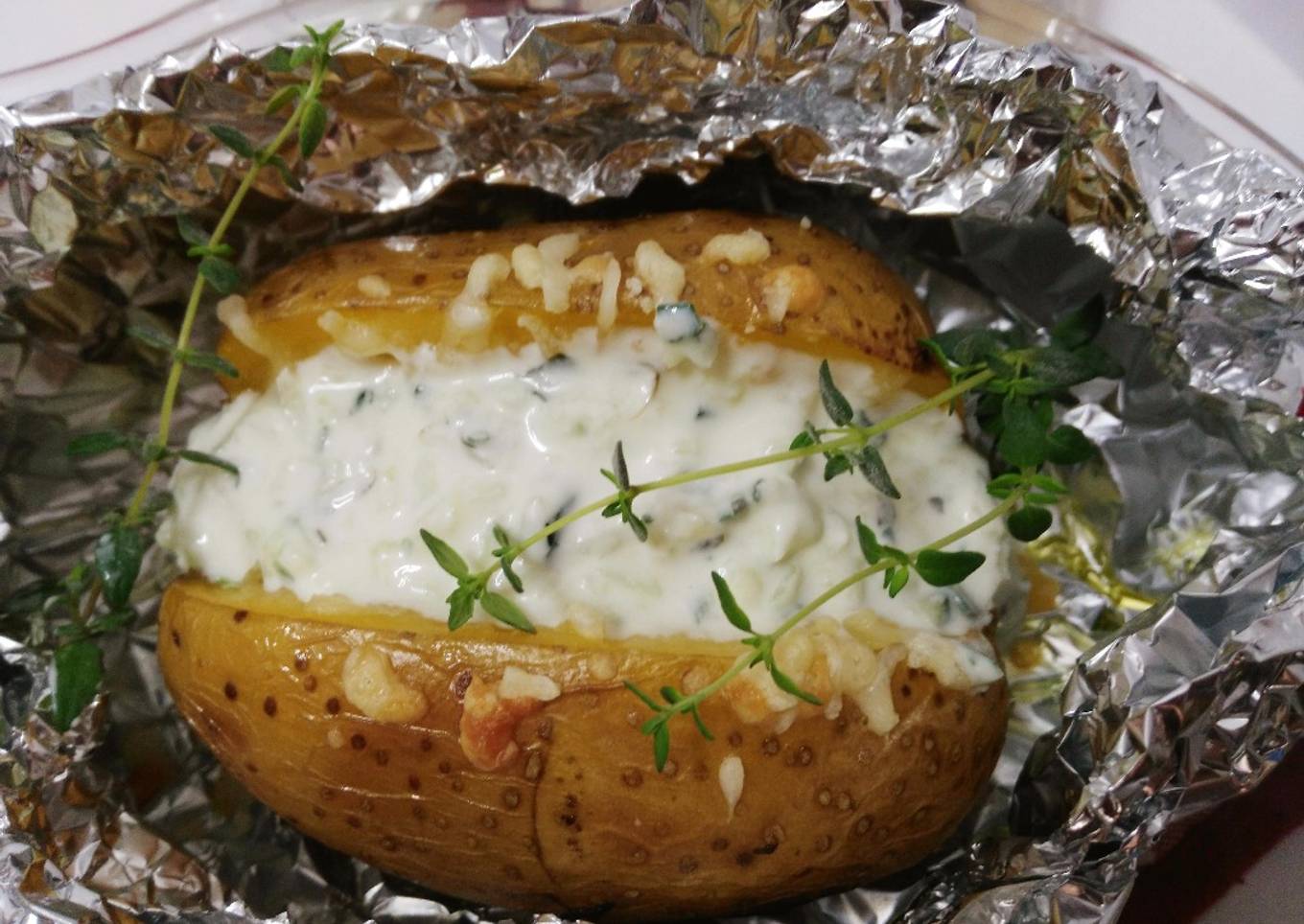 Patatas asadas con queso manchego y tzatziki