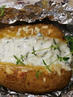 Una foto de Patatas asadas con queso manchego y tzatziki