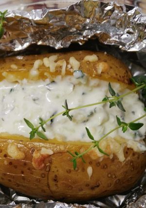 Foto principal de Patatas asadas con queso manchego y tzatziki