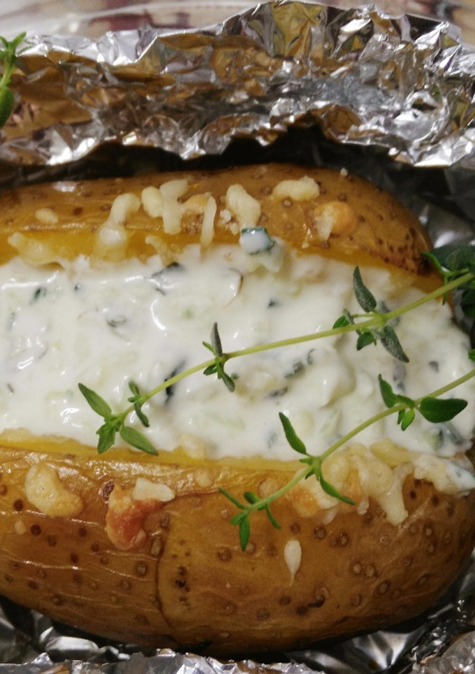 Una foto de Patatas asadas con queso manchego y tzatziki