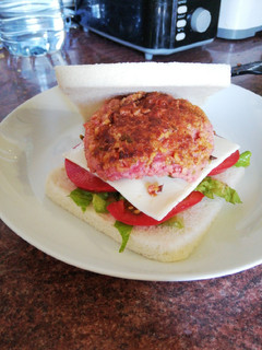 Una foto de Veggie burger de soja, remolacha y trigueros
