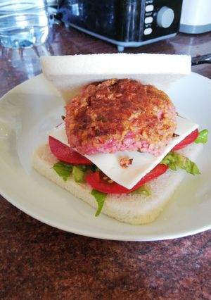 Una foto de Veggie burger de soja, remolacha y trigueros
