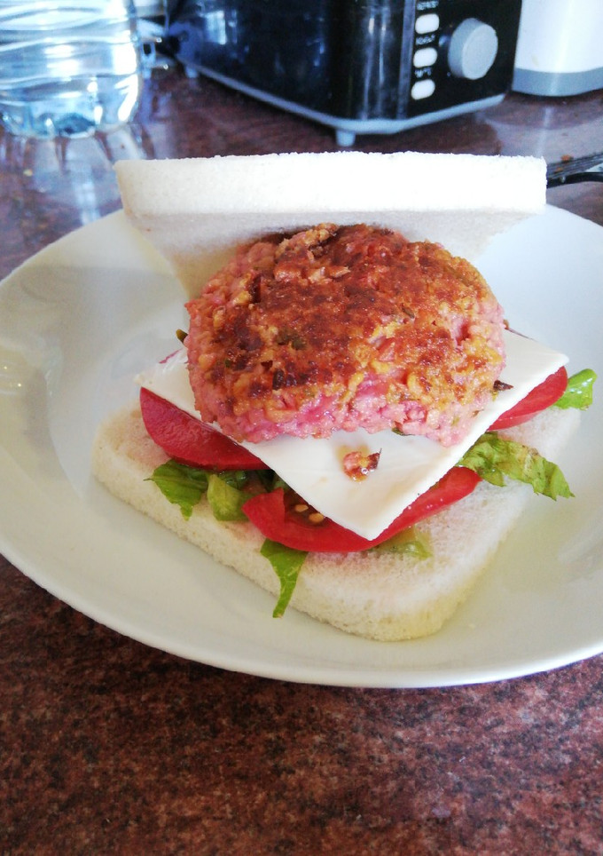 Una foto de Veggie burger de soja, remolacha y trigueros