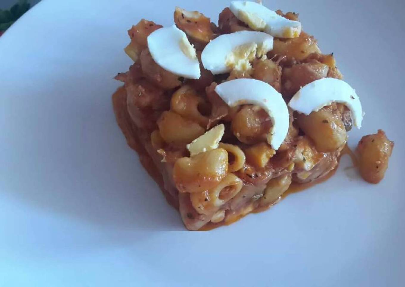 Pasta con atún y huevo duro