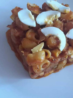 Una foto de Pasta con atún y huevo duro