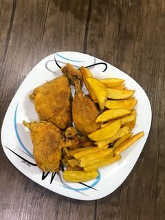 عکسی از دستور مرغ سوخاری با سیب زمینی سرخ کرده