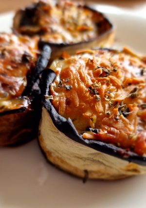 Una foto de Muffins de berenjena y calabacín con verduritas y pollo