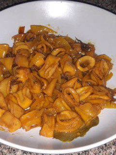 Una foto de Calamares encebollados