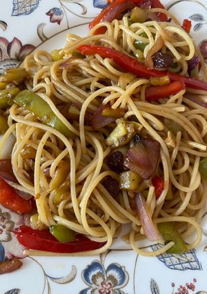 Una foto de Espaguetis con Verduras y Pasas