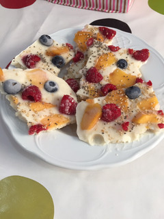 Una foto de Helado de yogurt y frutas