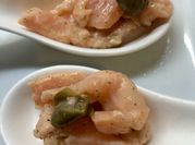 Una foto de carpaccio salmon