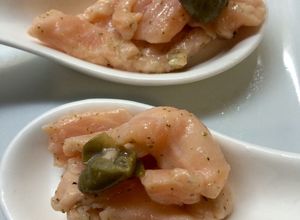 Una foto de Carpaccio de salmón