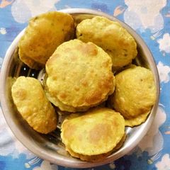 A picture of Mutter puri.