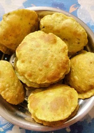 A picture of Mutter puri.