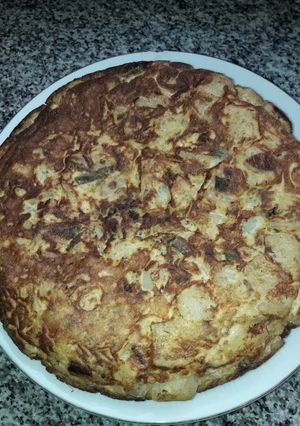 Una foto de Tortilla de papa con cebollita y morrón gratinados..
