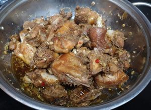 Hình của món Gà tre kho sả ớt.