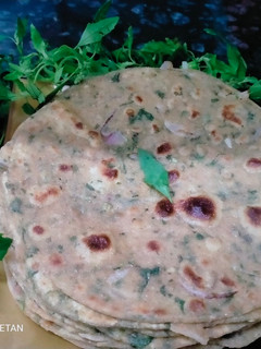 बथुए और प्याज़ का पराठा (bathuye aur pyaz ka paratha recipe in Hindi) रेसिपी मुख्य फोटो
