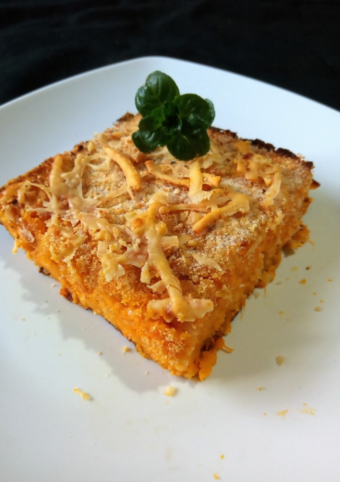 Una foto de Pastel de calabaza y queso, con salsa bechamel