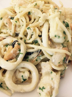 A picture of Seafood Pasta with White Sauce.