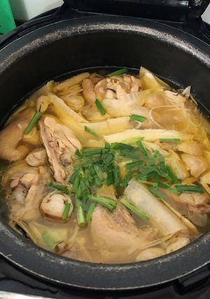 Hình của món Gà nấu măng.