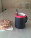 Café y panecillos con queso y mermelada