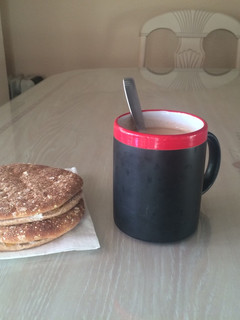 Una foto de Café y panecillos con queso y mermelada