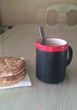 Foto principal de Café y panecillos con queso y mermelada