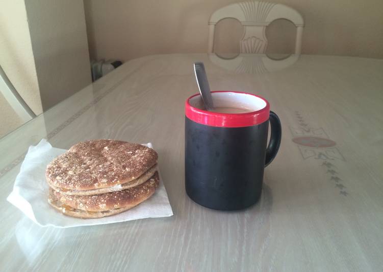Café y panecillos con queso y mermelada