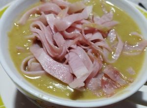 Una foto de Sopa cremosa de arvejas (de lata)