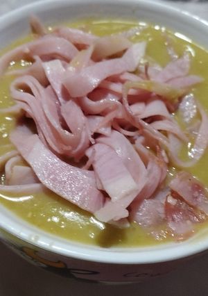 Una foto de Sopa cremosa de arvejas (de lata)