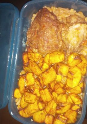 A picture of Porriage beans with fried plantain.