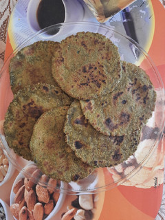 પાલક પરાઠા (Palak Paratha Recipe In Gujarati) રેસીપી મુખ્ય ફોટો