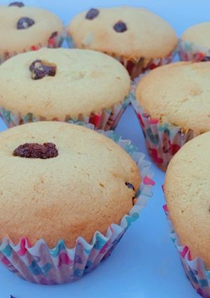 A picture of Raisin V. Cupcakes.